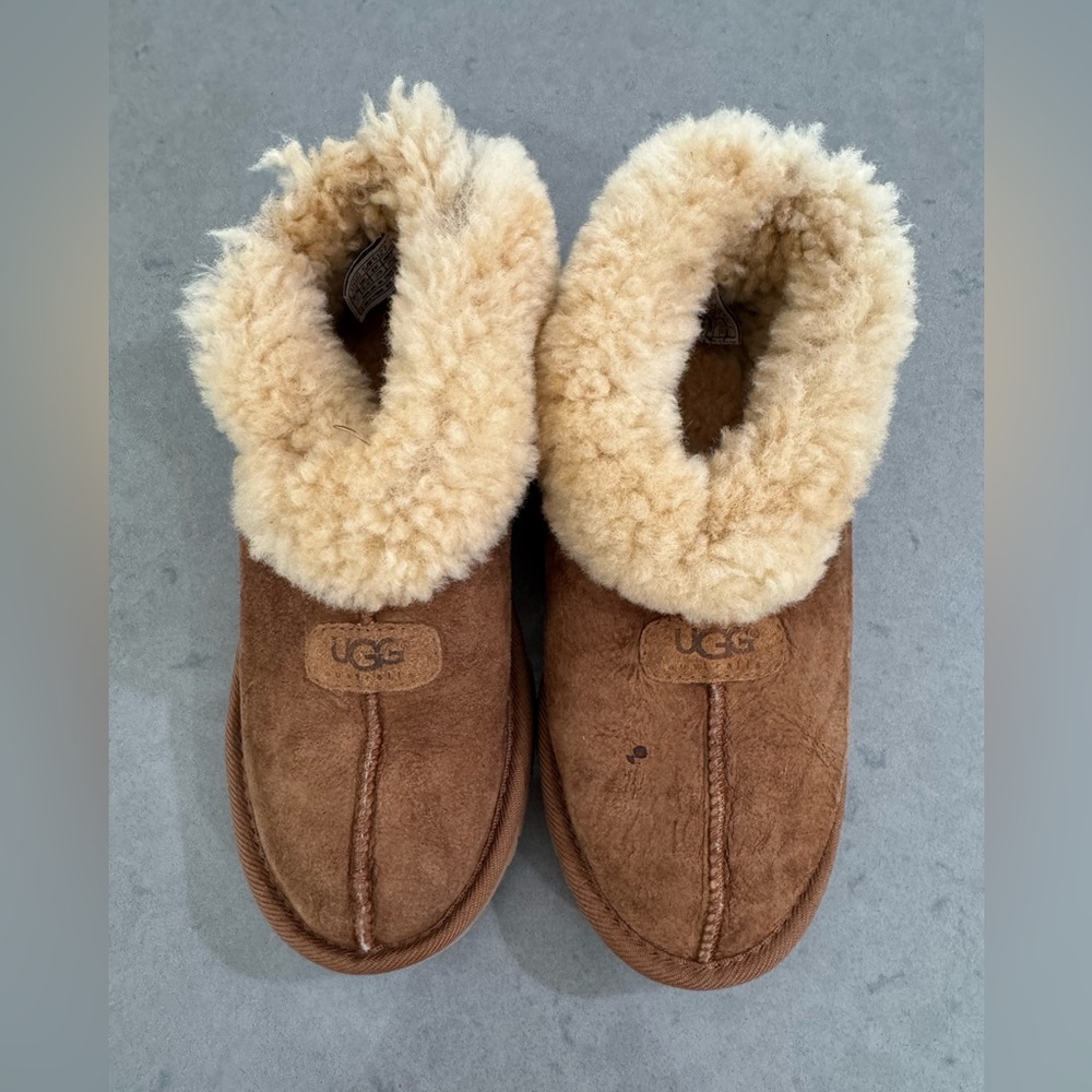 Uggs Women’s  Slipper size 8